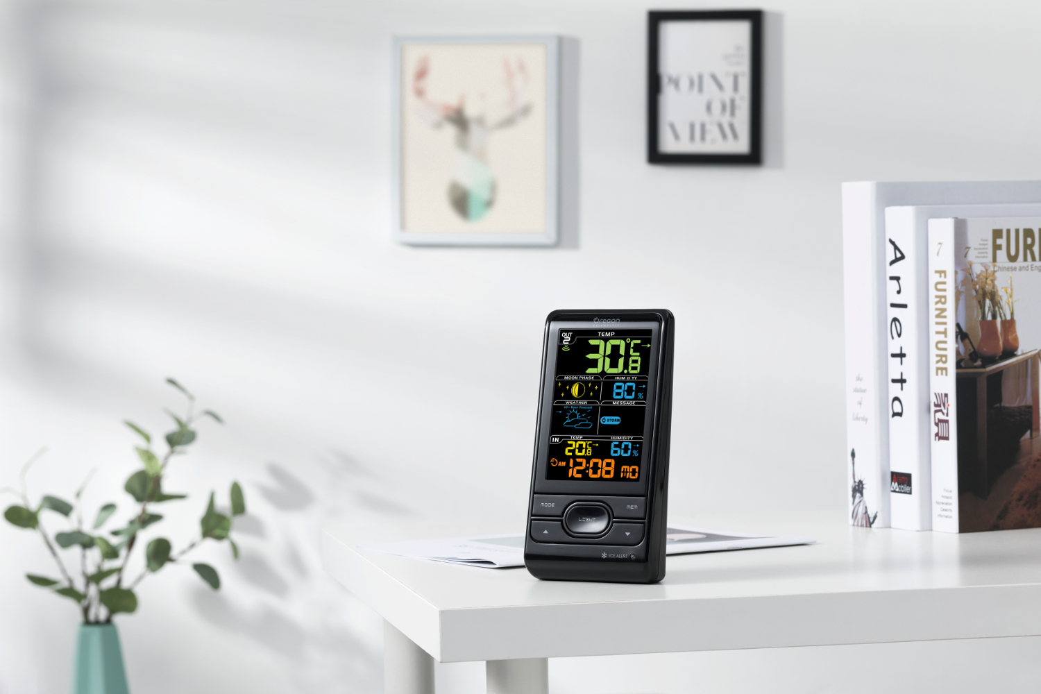 Oregon Scientific Funk-Wetterstation mit Wetterwarnungen (Hitze, Wind, Sturm, Nebel, Frost) und Farbdisplay mit regelbarer Helligkeit (hell, gedimmt, aus)